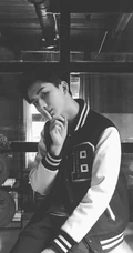 李宏毅质感黑白写真图片，身处老式院落童心满满