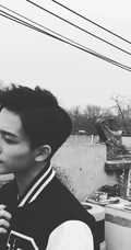 李宏毅质感黑白写真图片，身处老式院落童心满满