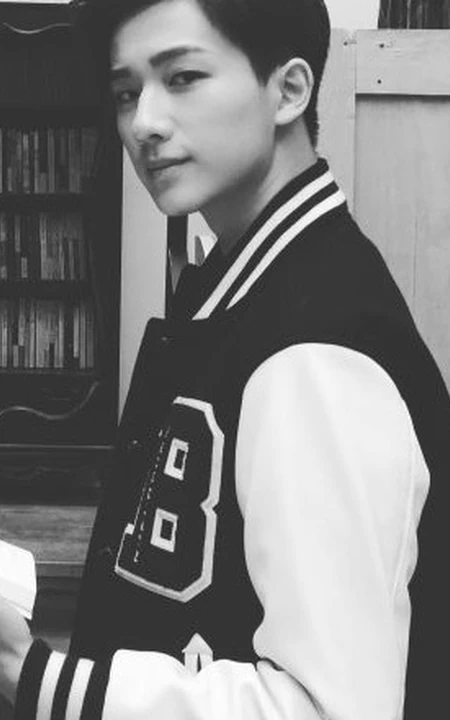 李宏毅质感黑白写真图片，身处老式院落童心满满