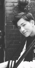 李宏毅质感黑白写真图片，身处老式院落童心满满