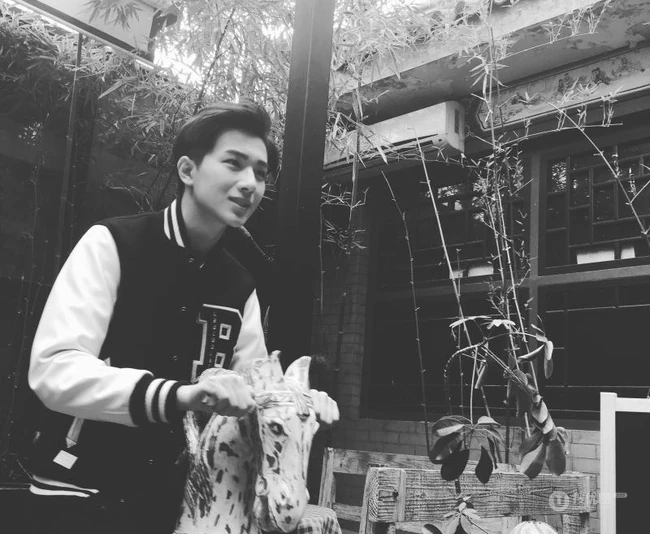李宏毅质感黑白写真图片，身处老式院落童心满满