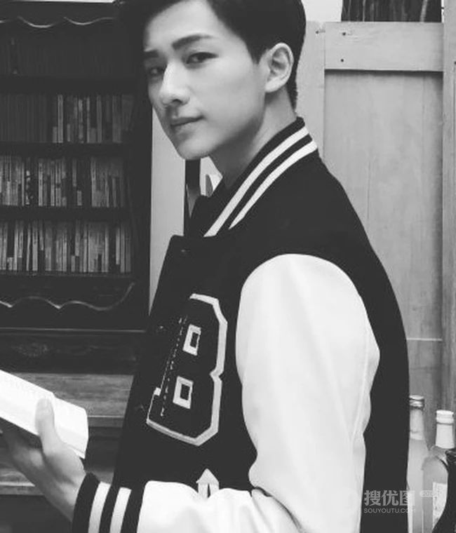 李宏毅质感黑白写真图片，身处老式院落童心满满
