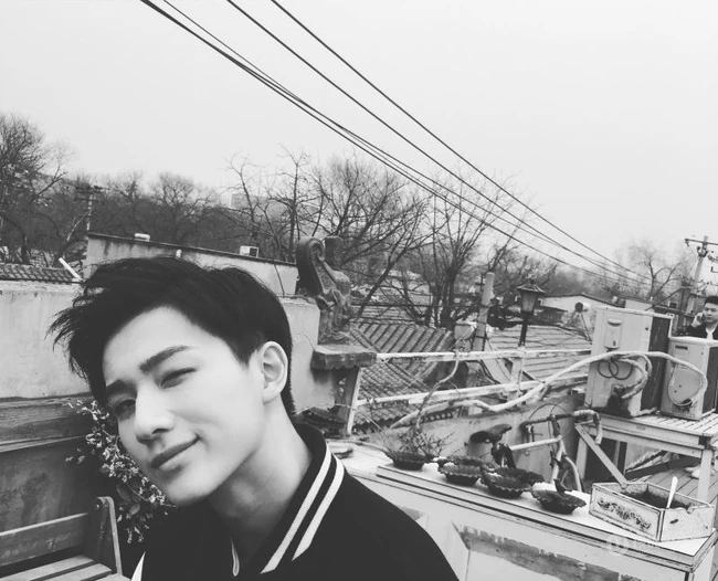 李宏毅质感黑白写真图片，身处老式院落童心满满