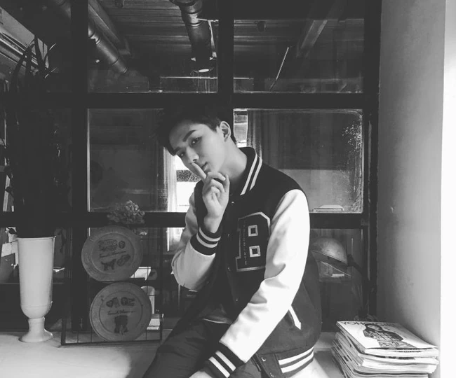 李宏毅质感黑白写真图片，身处老式院落童心满满