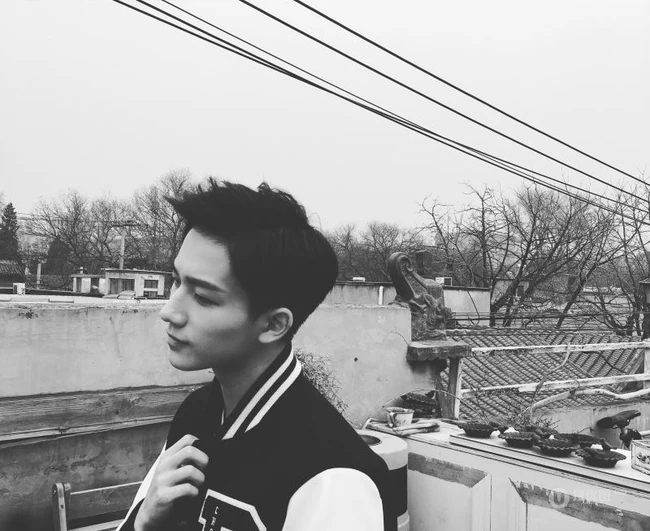 李宏毅质感黑白写真图片，身处老式院落童心满满