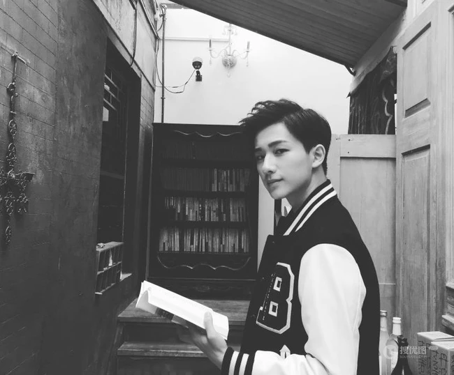 李宏毅质感黑白写真图片，身处老式院落童心满满