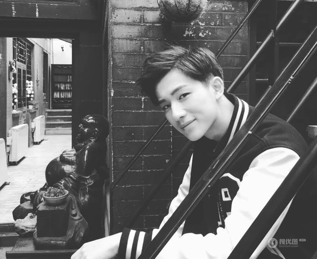 李宏毅质感黑白写真图片，身处老式院落童心满满
