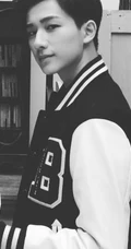 李宏毅质感黑白写真图片，身处老式院落童心满满