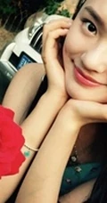 &ldquo;星女郎&rdquo;萌妹林允以花为景美美照片，人比花娇清新靓丽