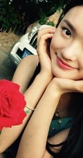 &ldquo;星女郎&rdquo;萌妹林允以花为景美美照片，人比花娇清新靓丽