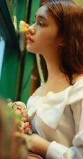 &ldquo;星女郎&rdquo;萌妹林允以花为景美美照片，人比花娇清新靓丽