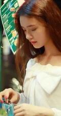 &ldquo;星女郎&rdquo;萌妹林允以花为景美美照片，人比花娇清新靓丽