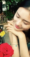 &ldquo;星女郎&rdquo;萌妹林允以花为景美美照片，人比花娇清新靓丽