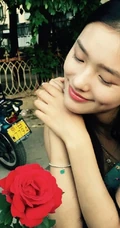&ldquo;星女郎&rdquo;萌妹林允以花为景美美照片，人比花娇清新靓丽