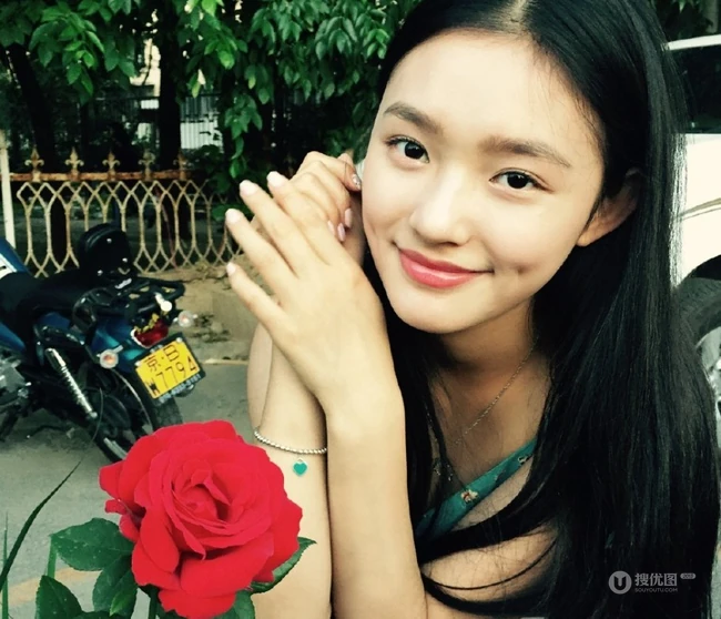 &ldquo;星女郎&rdquo;萌妹林允以花为景美美照片，人比花娇清新靓丽