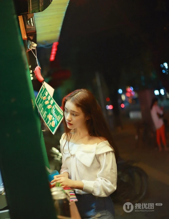 &ldquo;星女郎&rdquo;萌妹林允以花为景美美照片，人比花娇清新靓丽
