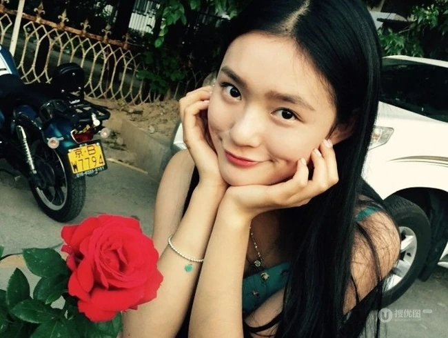 &ldquo;星女郎&rdquo;萌妹林允以花为景美美照片，人比花娇清新靓丽