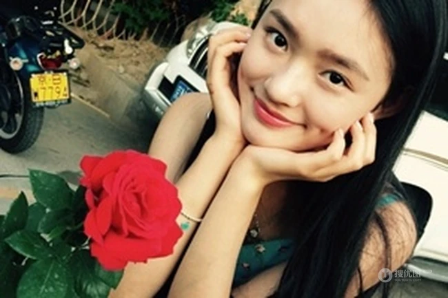 &ldquo;星女郎&rdquo;萌妹林允以花为景美美照片，人比花娇清新靓丽