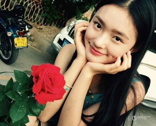 &ldquo;星女郎&rdquo;萌妹林允以花为景美美照片，人比花娇清新靓丽