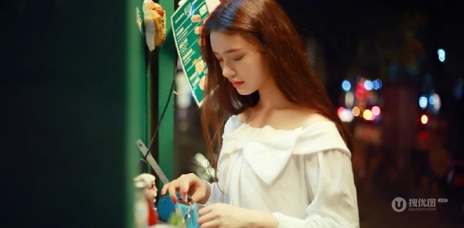 &ldquo;星女郎&rdquo;萌妹林允以花为景美美照片，人比花娇清新靓丽