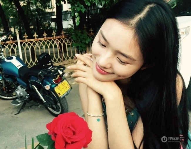 &ldquo;星女郎&rdquo;萌妹林允以花为景美美照片，人比花娇清新靓丽