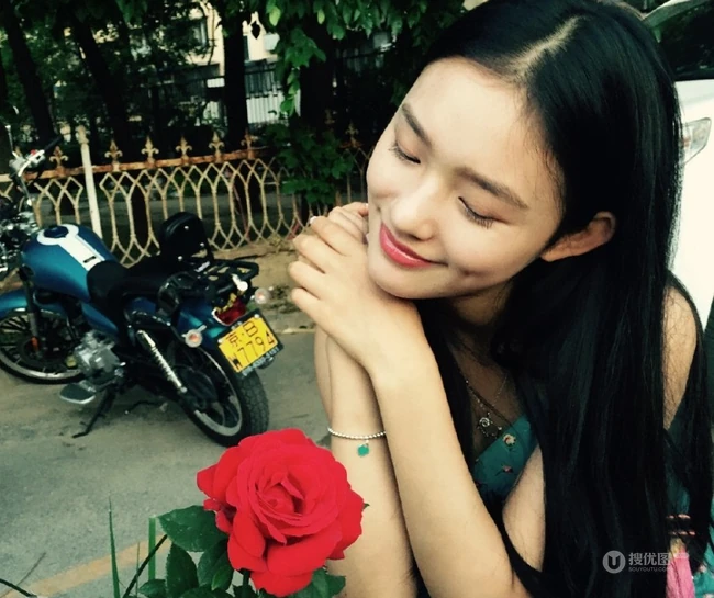 &ldquo;星女郎&rdquo;萌妹林允以花为景美美照片，人比花娇清新靓丽