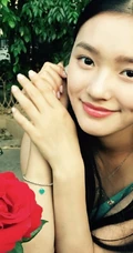 &ldquo;星女郎&rdquo;萌妹林允以花为景美美照片，人比花娇清新靓丽
