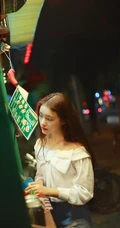 &ldquo;星女郎&rdquo;萌妹林允以花为景美美照片，人比花娇清新靓丽