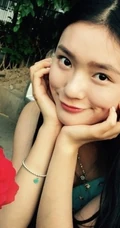 &ldquo;星女郎&rdquo;萌妹林允以花为景美美照片，人比花娇清新靓丽