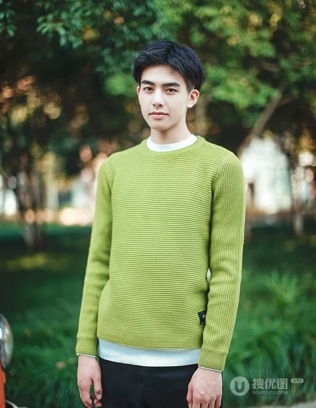 暖萌少年宋威龙清新文艺范街拍写真美图