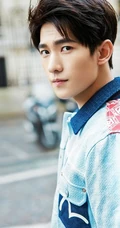 杨洋简洁时尚街拍写真，完美演绎时尚型男魅力