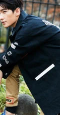 杨洋简洁时尚街拍写真，完美演绎时尚型男魅力