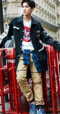 杨洋简洁时尚街拍写真，完美演绎时尚型男魅力