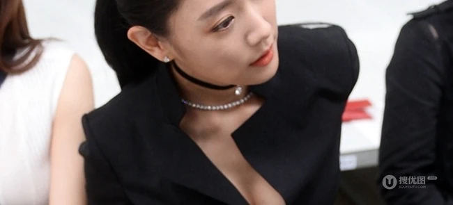 &ldquo;性骚扰门&rdquo;事件女星Clara首现活动，V领黑衣尽显气质线条