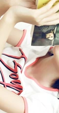 可爱女生唐艺昕浅粉&ldquo;床照&rdquo;，尽显瘦细纤细线条