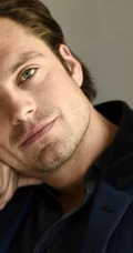 西装帅哥塞巴斯蒂安-斯坦（Sebastian Stan）写真