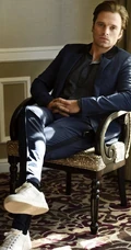 西装帅哥塞巴斯蒂安-斯坦（Sebastian Stan）写真