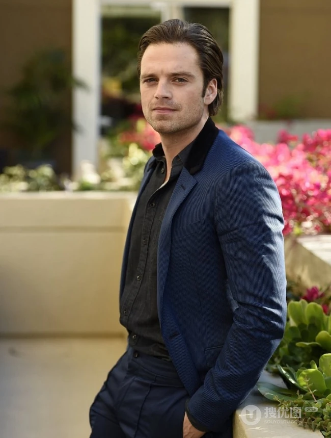 西装帅哥塞巴斯蒂安-斯坦（Sebastian Stan）写真