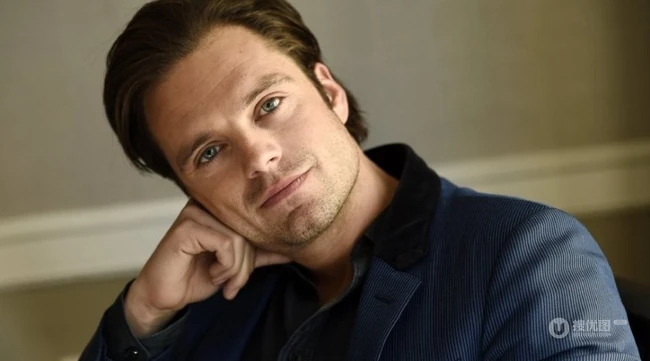 西装帅哥塞巴斯蒂安-斯坦（Sebastian Stan）写真