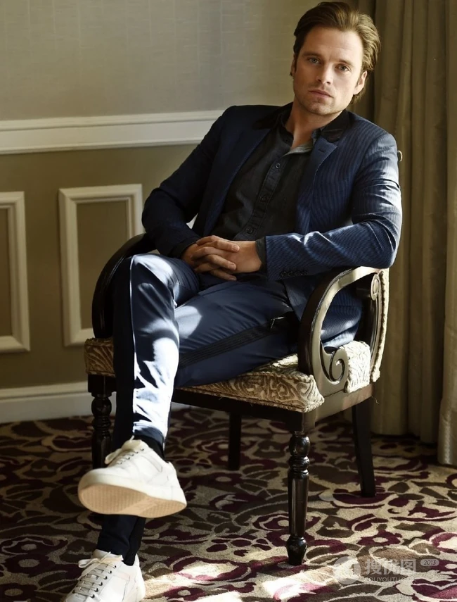 西装帅哥塞巴斯蒂安-斯坦（Sebastian Stan）写真