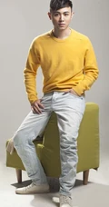 青年演员张天骐时尚休闲装写真图片