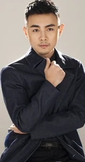 青年演员张天骐时尚休闲装写真图片