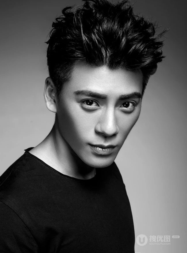 演员王子睿黑白写真，五官立体帅气俊朗