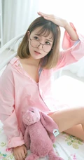 可爱女生倪唯一粉色衬衣清新唯美室内照