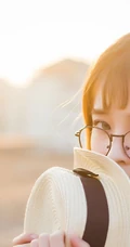 可爱女生倪唯一粉色衬衣清新唯美室内照