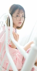 可爱女生倪唯一粉色衬衣清新唯美室内照