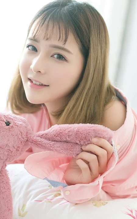 可爱女生倪唯一粉色衬衣清新唯美室内照