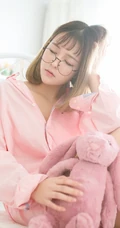 可爱女生倪唯一粉色衬衣清新唯美室内照