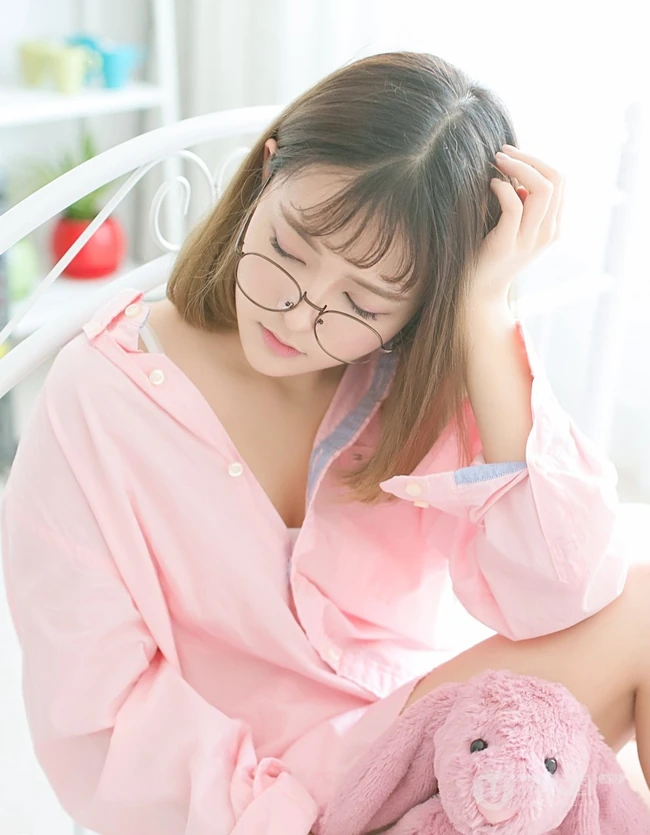 可爱女生倪唯一粉色衬衣清新唯美室内照