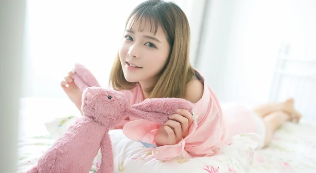 可爱女生倪唯一粉色衬衣清新唯美室内照
